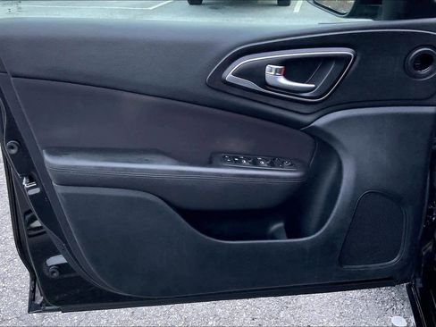 Used 2015 Chrysler 200 LX image 20