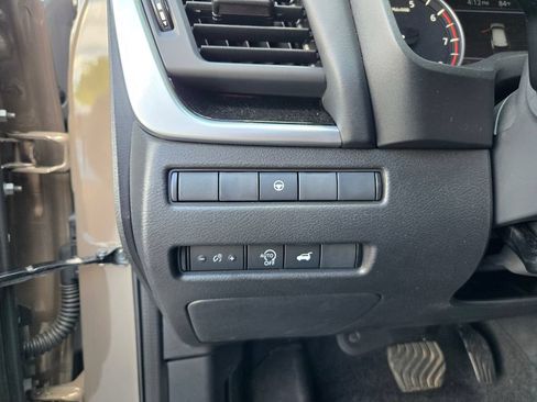 Used 2025 Nissan Rogue SV AWD/4WD image 16