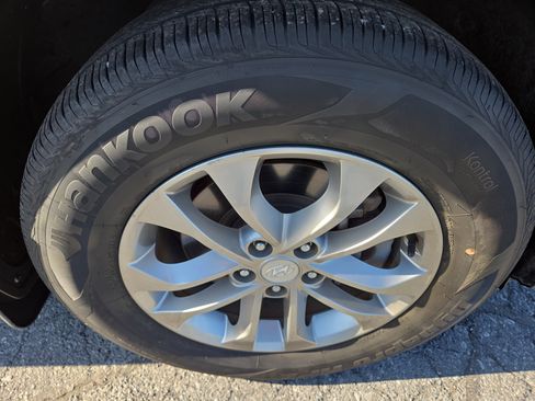 Used 2019 Hyundai Santa Fe SE image 9