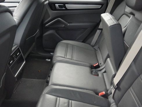 Used 2022 Porsche Cayenne Platinum Edition image 9