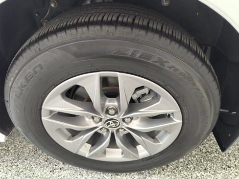 Used 2024 Toyota Sienna XLE FWD image 40