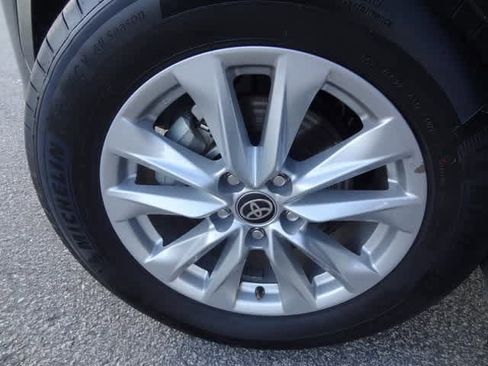 Used 2025 Toyota Corolla Cross LE image 31