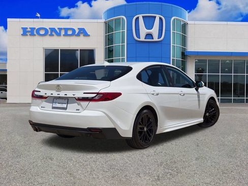 Used 2025 Toyota Camry SE FWD image 3