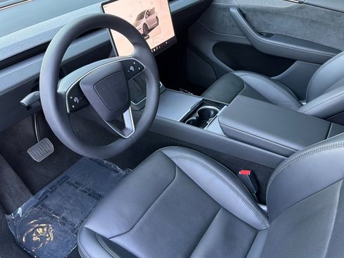 Used 2026 Tesla Model Y 2WD image 11