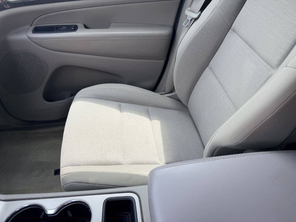 Used 2012 Jeep Grand Cherokee Laredo w/ Laredo E Group AWD/4WD image 13