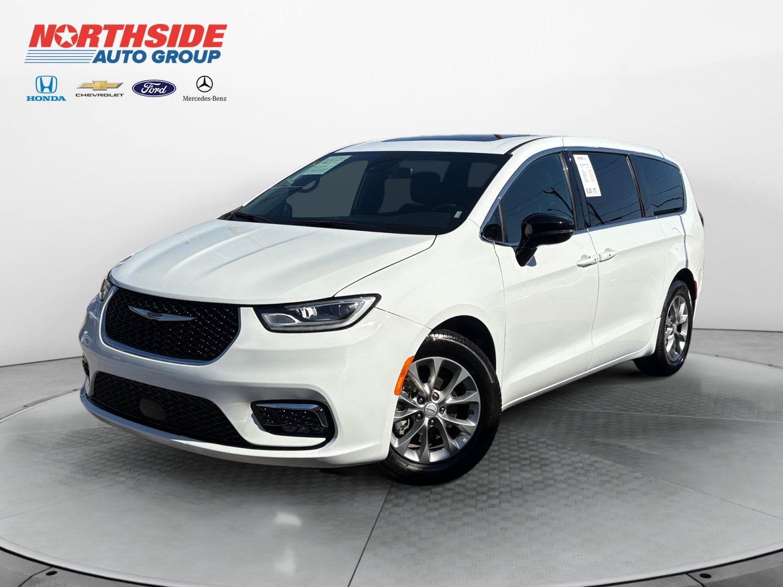 Used 2026 Chrysler Pacifica Limited FWD image 3
