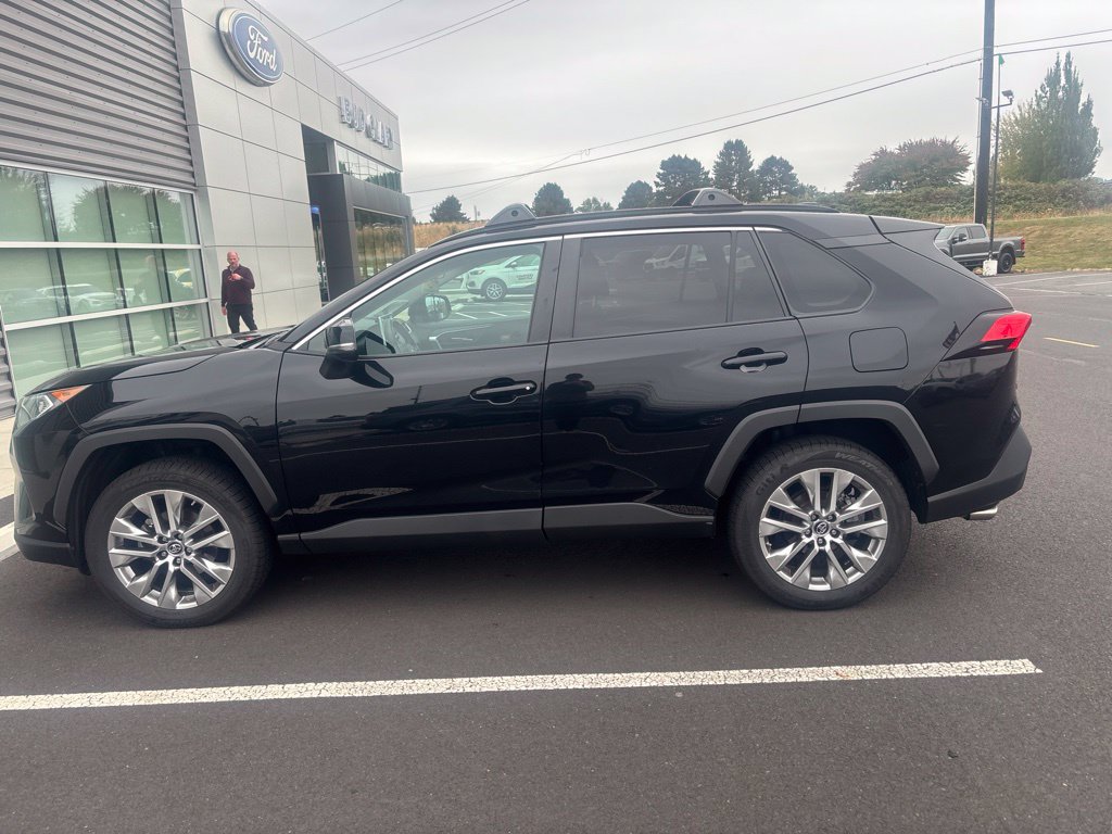 Used 2019 Toyota RAV4 XLE Premium w/ Cold Weather Package AWD/4WD image 9