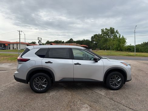 Used 2024 Nissan Rogue S FWD image 19