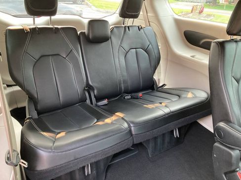 Used 2023 Chrysler Pacifica Touring-L FWD image 15