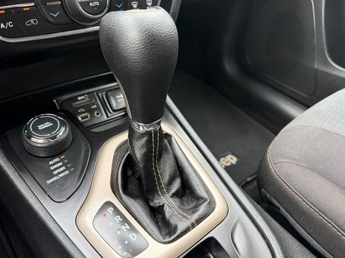 Used 2016 Jeep Cherokee Latitude w/ Comfort/Convenience Group AWD/4WD image 19