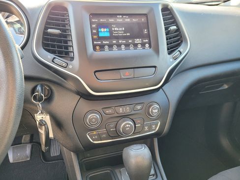 Used 2019 Jeep Cherokee Latitude w/ Popular Appearance Group image 2