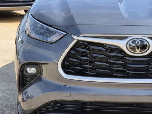 Used 2025 Toyota Highlander LE FWD image 5