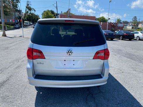 Used 2009 Volkswagen Routan SEL image 4