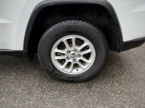 Used 2020 Jeep Grand Cherokee Laredo AWD/4WD image 16