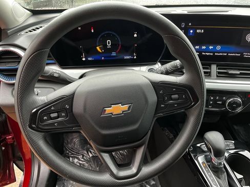 Used 2025 Chevrolet Trax LT FWD image 11