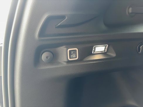 Used 2025 Jeep Grand Cherokee L Limited w/ Luxury Tech Group II image 18