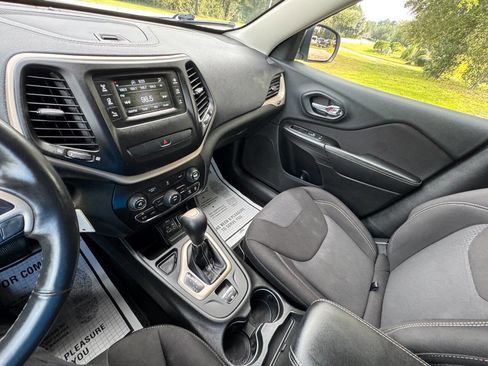 Used 2015 Jeep Cherokee Latitude w/ Cold Weather Group image 19