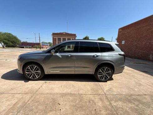 Used 2023 Cadillac XT6 Sport w/ Technology Package AWD/4WD image 4