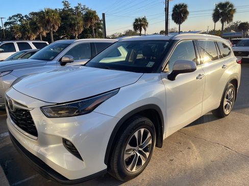 Used 2022 Toyota Highlander XLE image 1