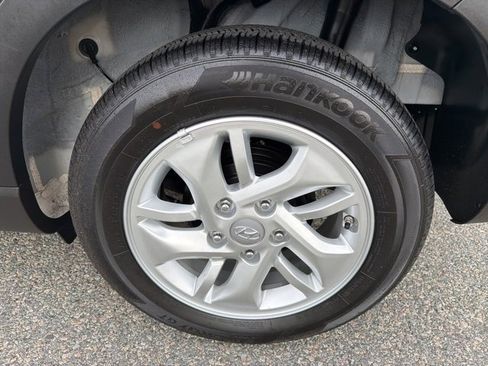 Certified 2025 Hyundai Venue SE image 35