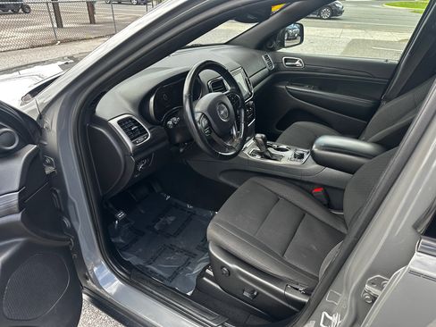 Used 2019 Jeep Grand Cherokee Laredo image 9