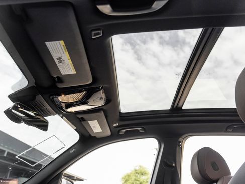 Used 2025 BMW X5 sDrive40i w/ M Sport Package image 23