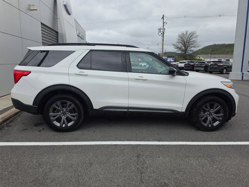 Used 2022 Ford Explorer XLT w/ Equipment Group 202A AWD/4WD image 2