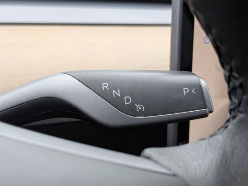 Used 2022 Tesla Model Y Long Range image 25