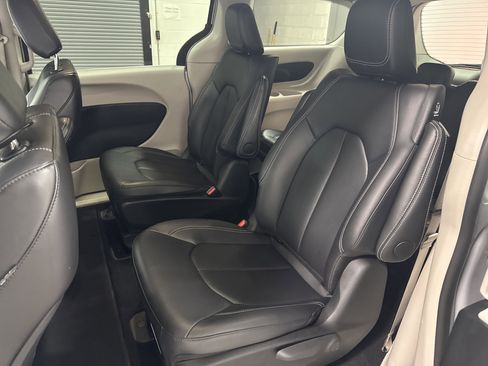 Used 2024 Chrysler Pacifica Select image 27