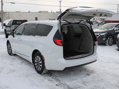 Used 2023 Chrysler Pacifica Limited image 9