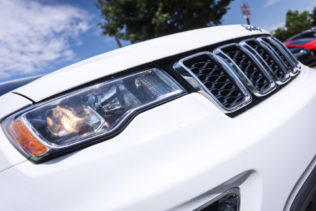Used 2020 Jeep Grand Cherokee Laredo AWD/4WD image 12
