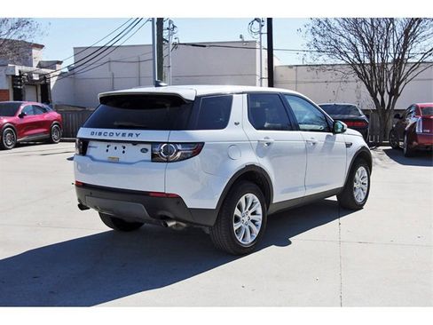 Used 2017 Land Rover Discovery Sport SE image 4