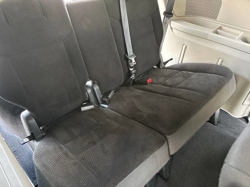 Used 2018 Dodge Grand Caravan SE w/ UConnect Hands-Free Group image 39