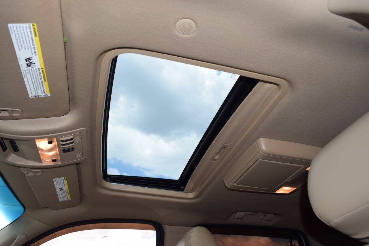 Used 2014 Chevrolet Suburban LTZ RWD image 39