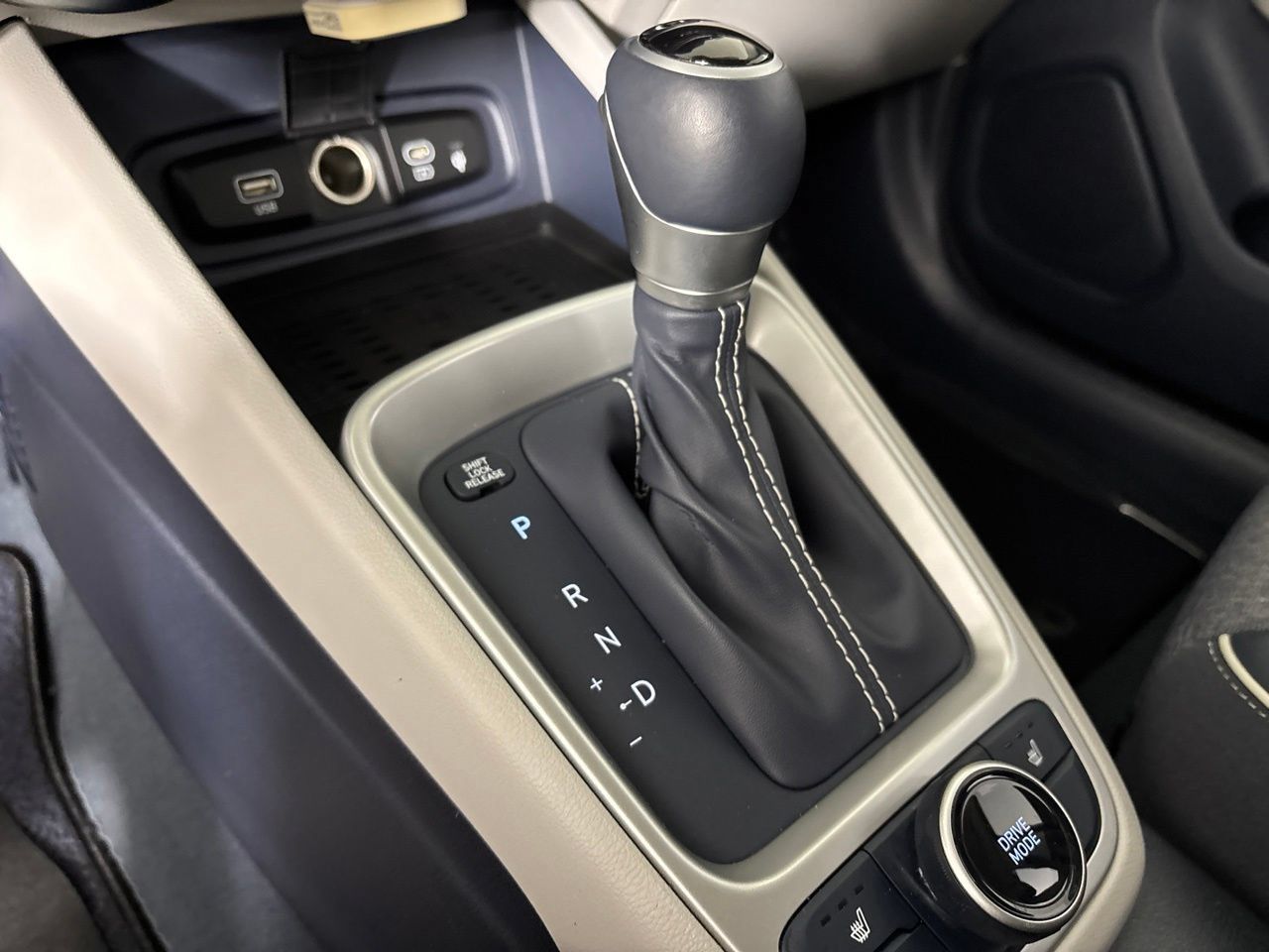 Used 2023 Hyundai Venue Limited FWD image 20