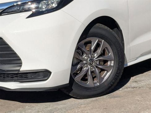 Used 2025 Toyota Sienna LE image 31