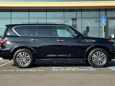 Used 2023 Nissan Armada SL w/ Captain's Chairs Package image 3
