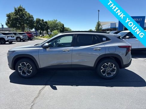New 2025 Chevrolet Trax LT w/ Sunroof Package image 8