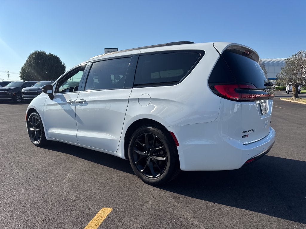 Used 2025 Chrysler Pacifica Limited FWD image 4