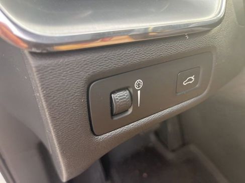 Used 2019 Volvo XC60 T5 Momentum w/ Multimedia Package image 14