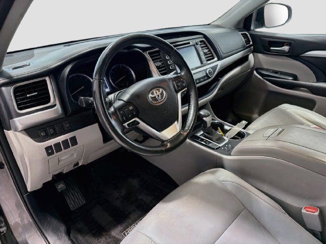 Certified 2017 Toyota Highlander XLE w/ Carpet Mat Package AWD/4WD image 9