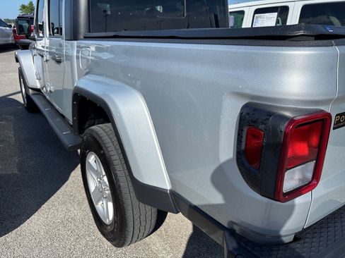 Used 2023 Jeep Gladiator Sport AWD/4WD image 16