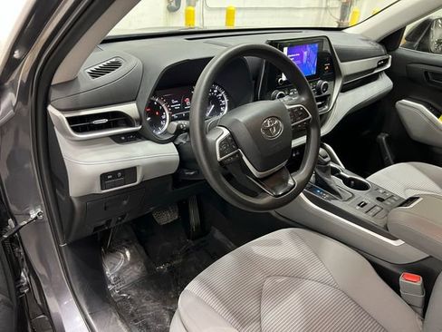Used 2023 Toyota Highlander L image 19