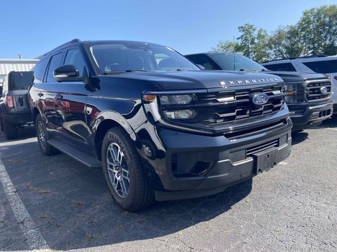 Used 2025 Ford Expedition Active RWD image 2