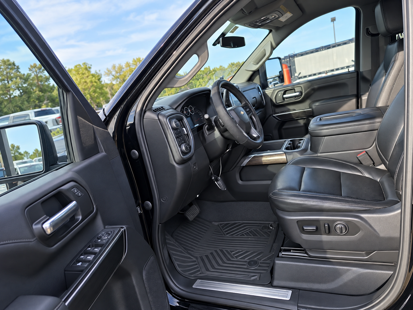 Used 2020 Chevrolet Silverado 2500 LT w/ Convenience Package AWD/4WD image 2