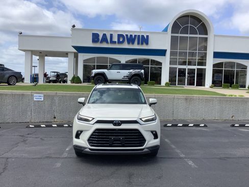 Used 2024 Toyota Grand Highlander Platinum image 2