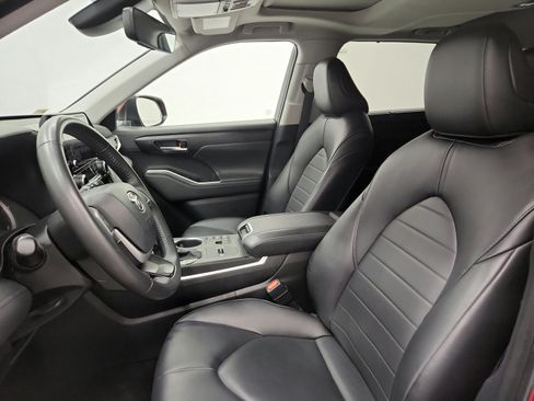 Used 2024 Toyota Highlander XLE FWD image 19