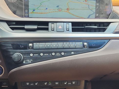 Used 2019 Lexus ES 300h FWD image 18