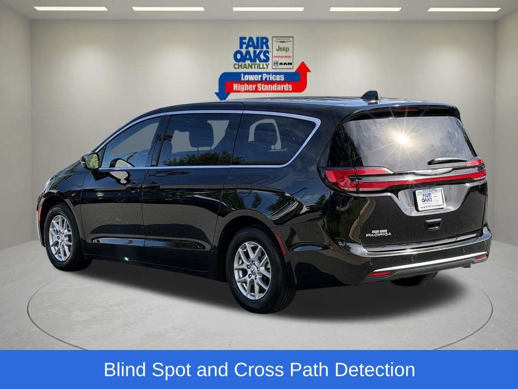 Used 2025 Chrysler Pacifica Select FWD image 10
