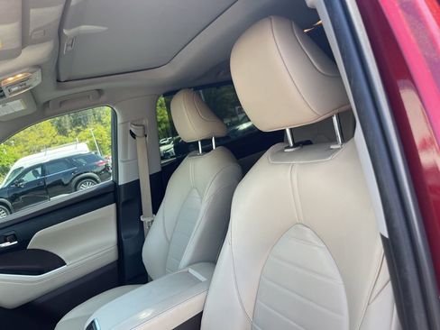 Used 2022 Toyota Highlander XLE image 12